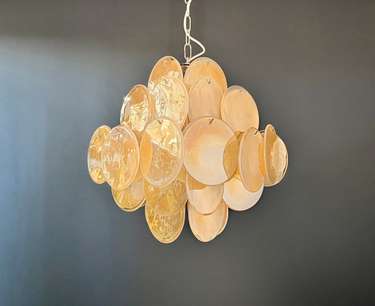 Murano Lysekrone | 36 Alabaster Gull Iris Diskglass