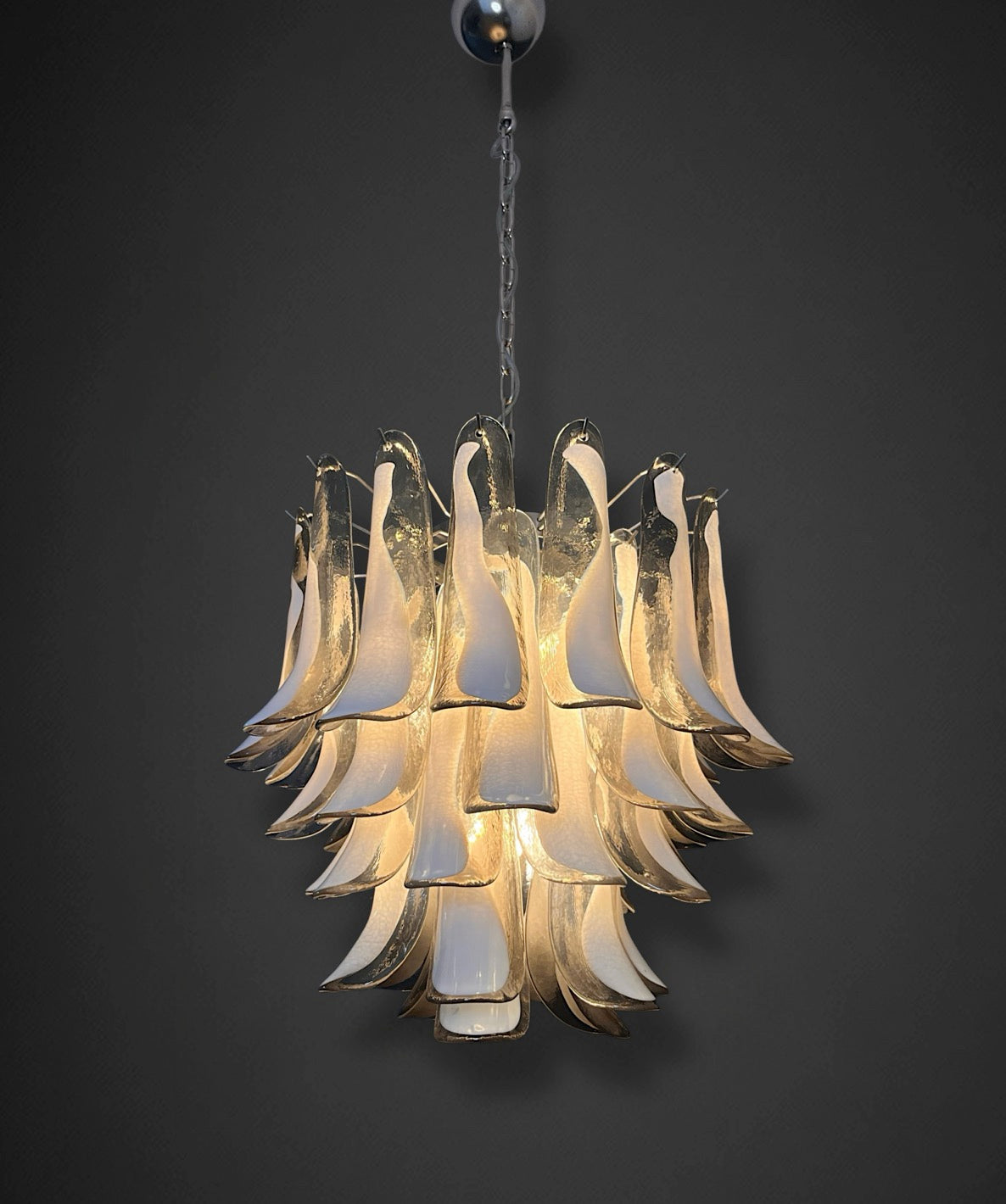 Italian vintage Murano chandelier – Mazzega – 41 smoked lattimo glass petals