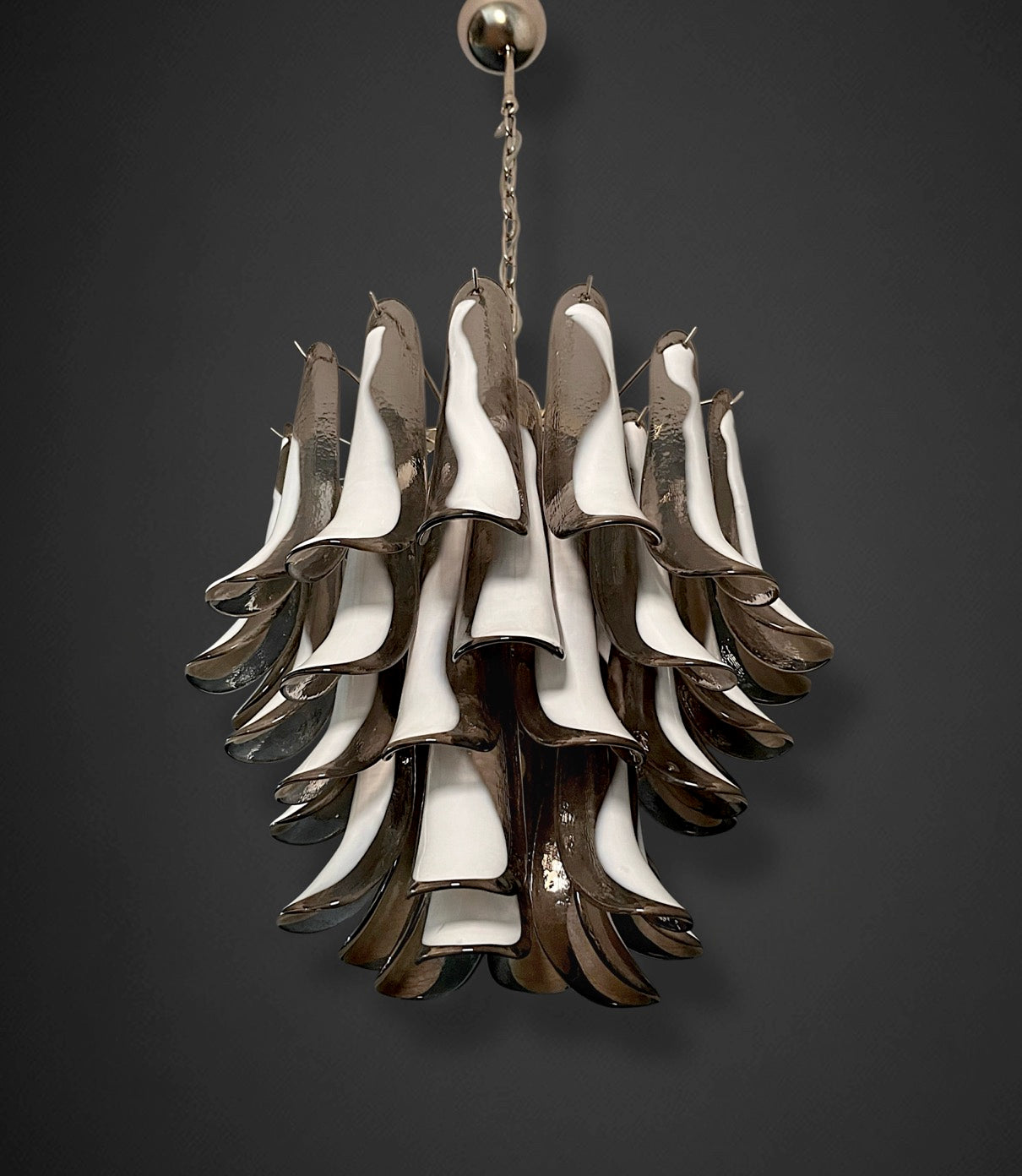 Italian vintage Murano chandelier – Mazzega – 41 smoked lattimo glass petals