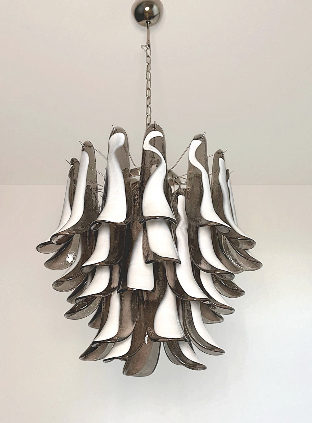 Italian vintage Murano chandelier – Mazzega – 41 smoked lattimo glass petals