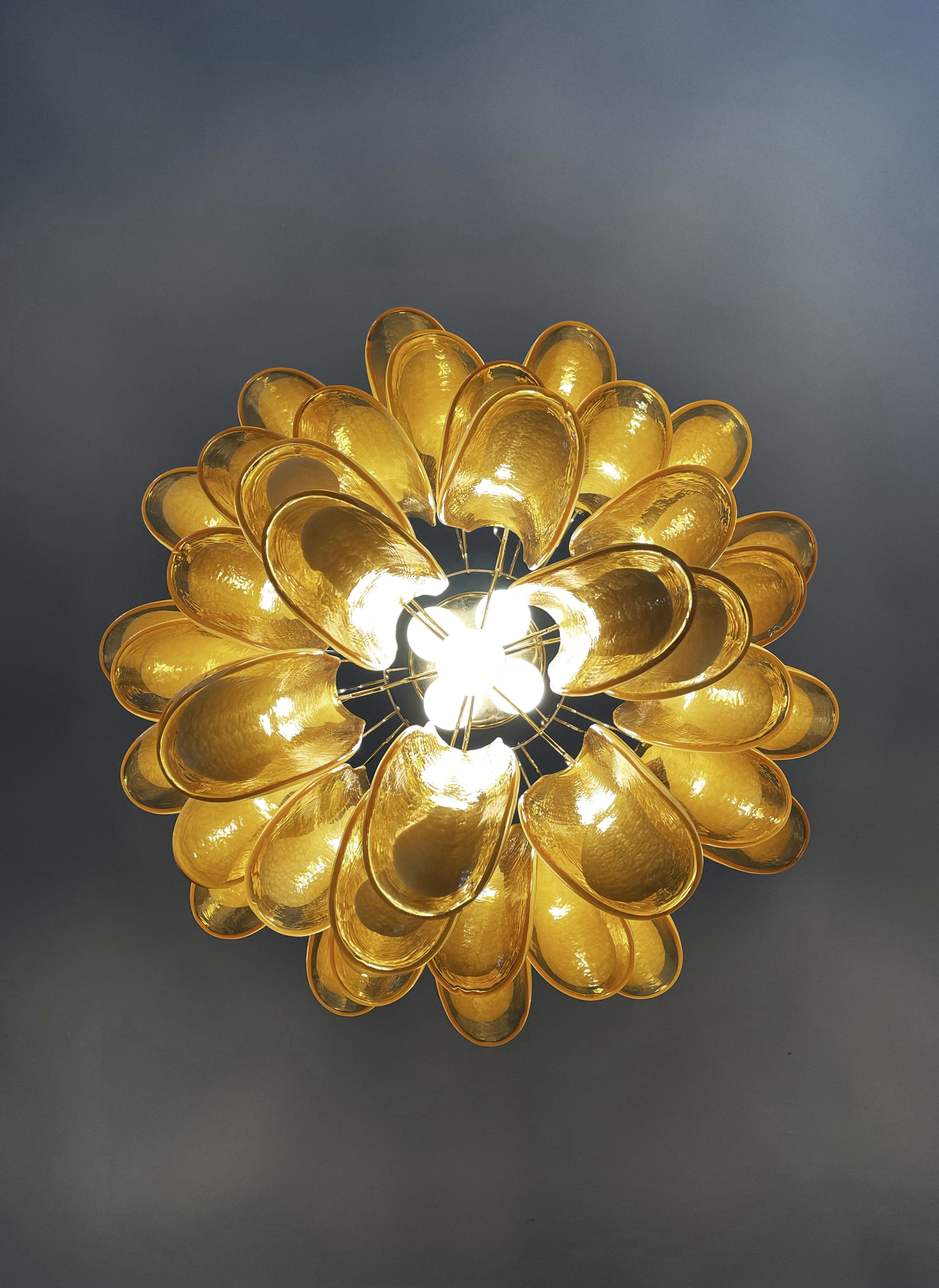 Murano Kronleuchter – 41 Karamellfarbene Blütenblattgläser – Detail 7 – Murano Classics