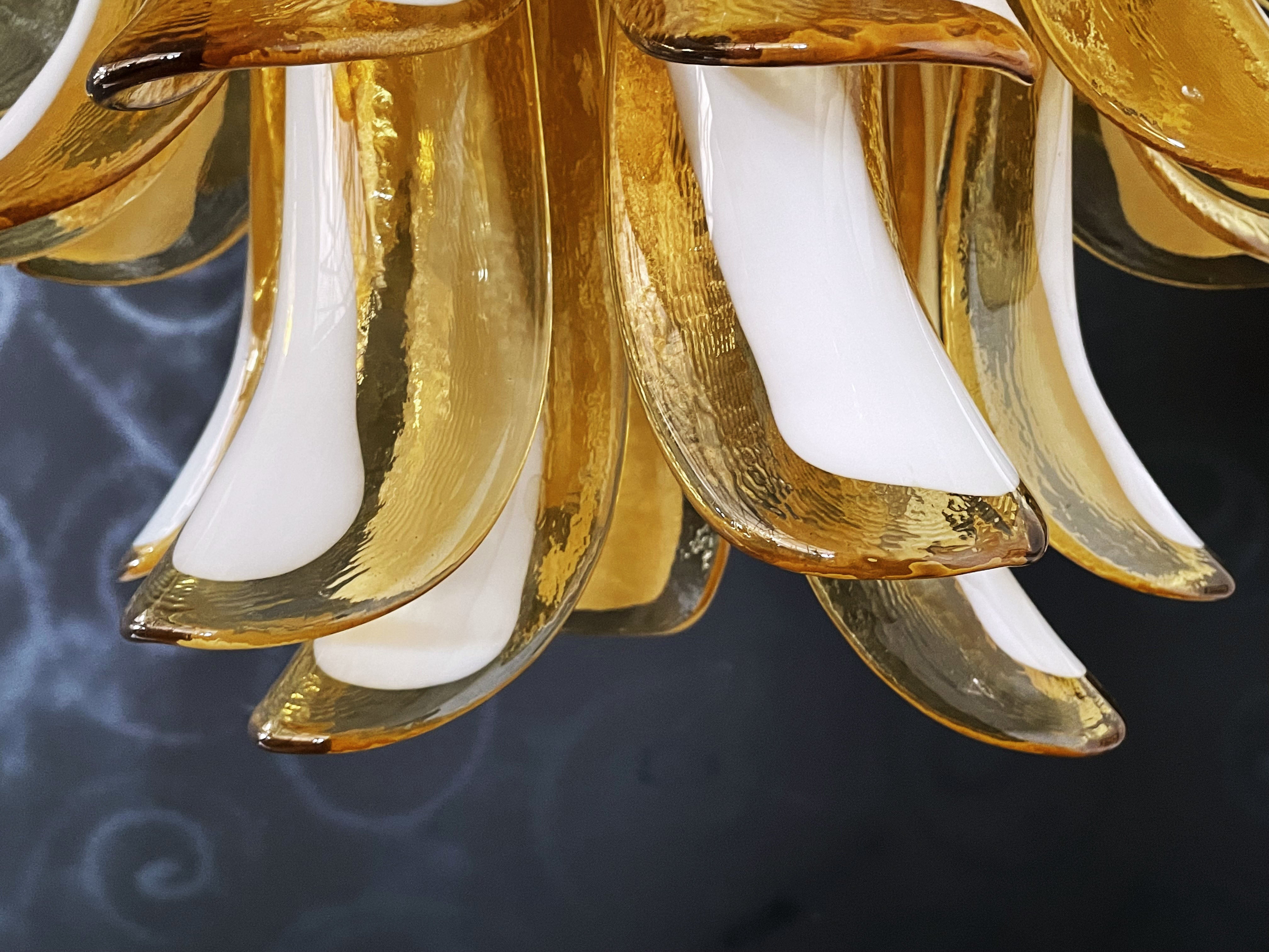 Murano Kronleuchter – 41 Karamellfarbene Blütenblattgläser – Detail 3 – Murano Classics