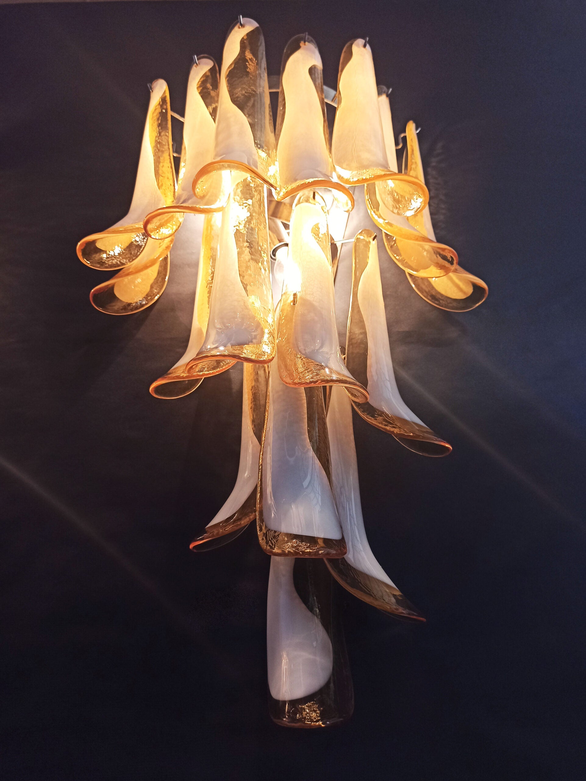 Murano Wandlampe – 16 Karamellfarbene Blütenblattgläser – 2er-Set – Detail 7 – Murano Classics