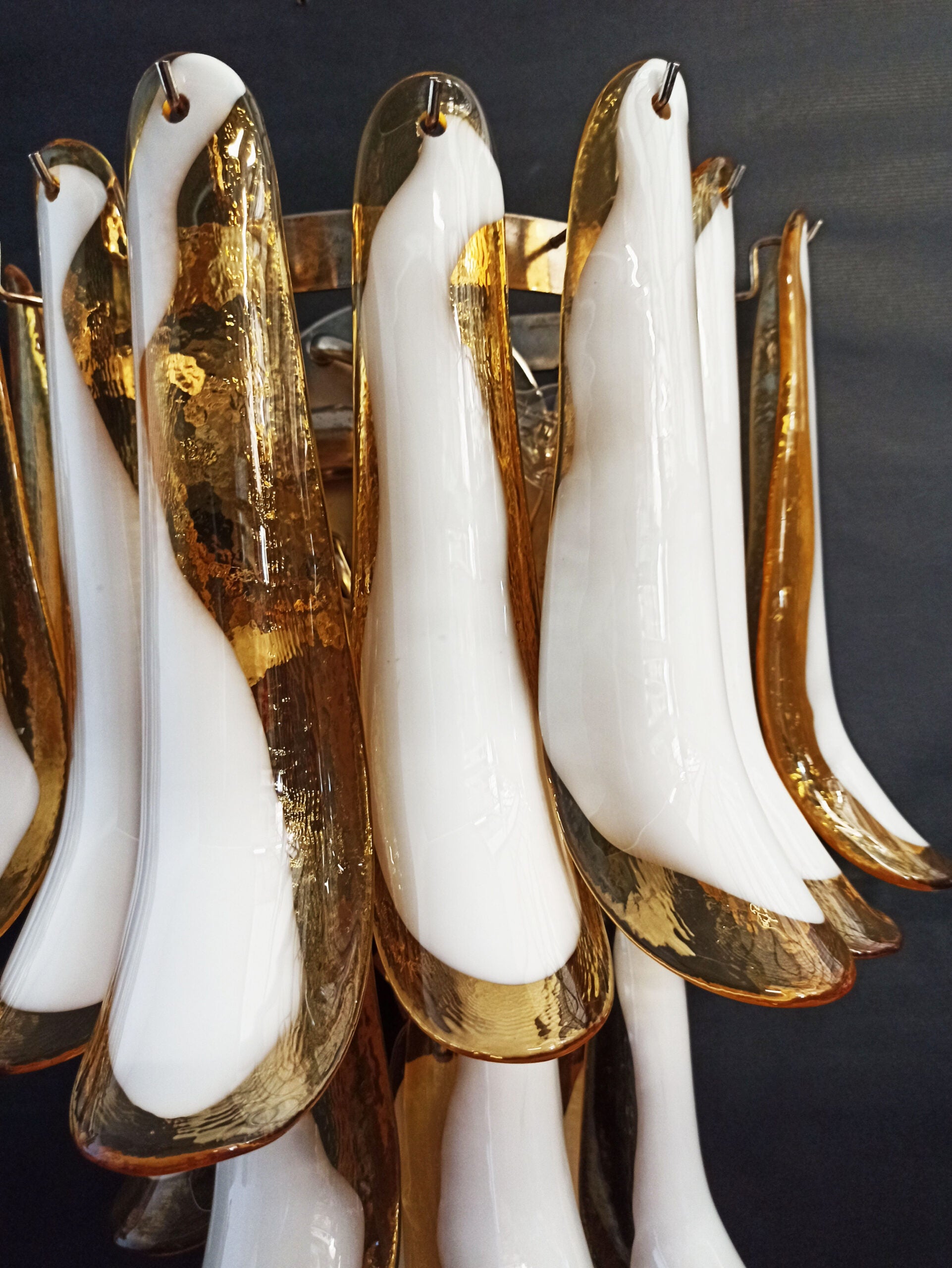 Murano Wandlampe – 16 Karamellfarbene Blütenblattgläser – 2er-Set – Detail 4 – Murano Classics