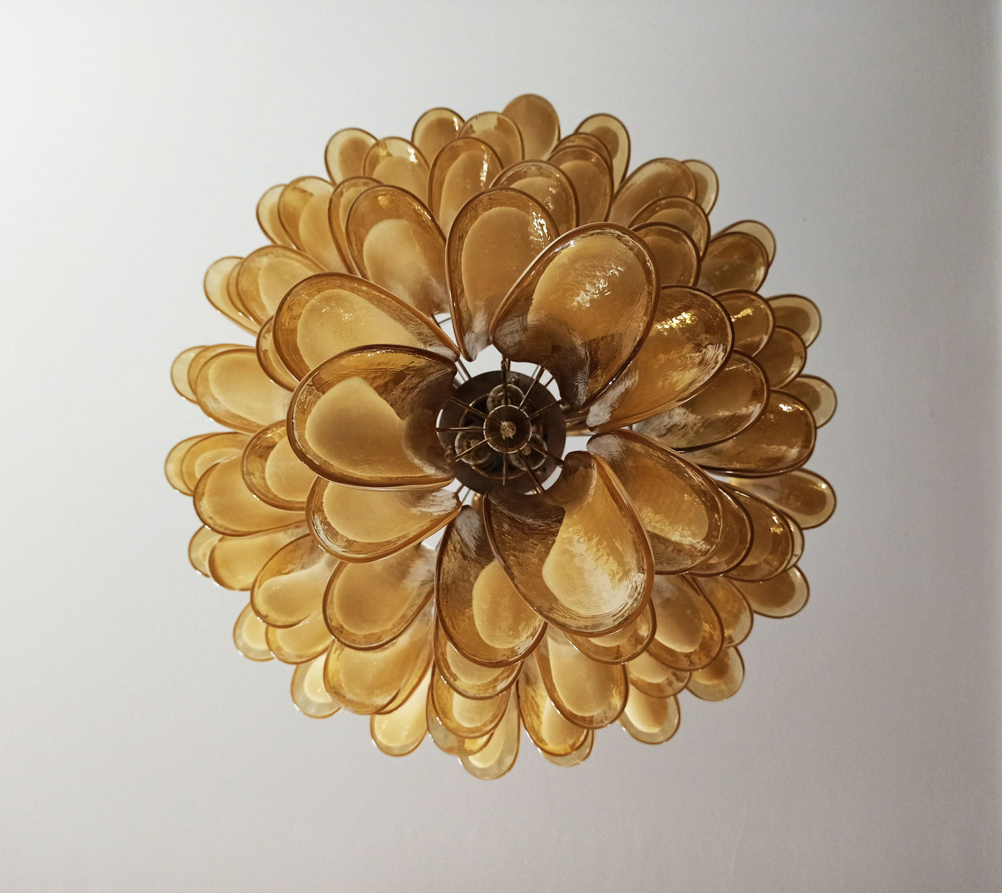 Murano Kroonluchter | 75 Karamel-kleurige Mazzega Petalen Glass