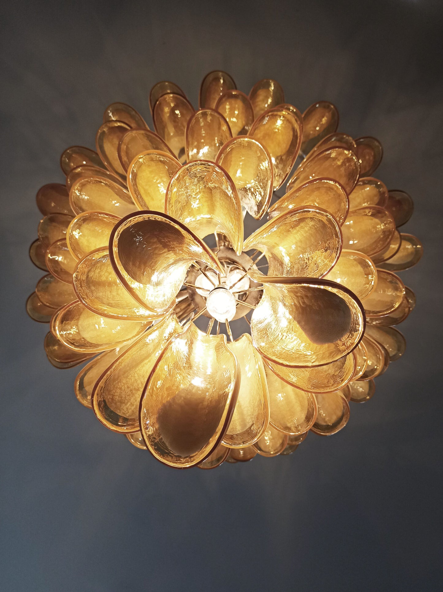 Murano Kroonluchter | 75 Karamel-kleurige Mazzega Petalen Glass