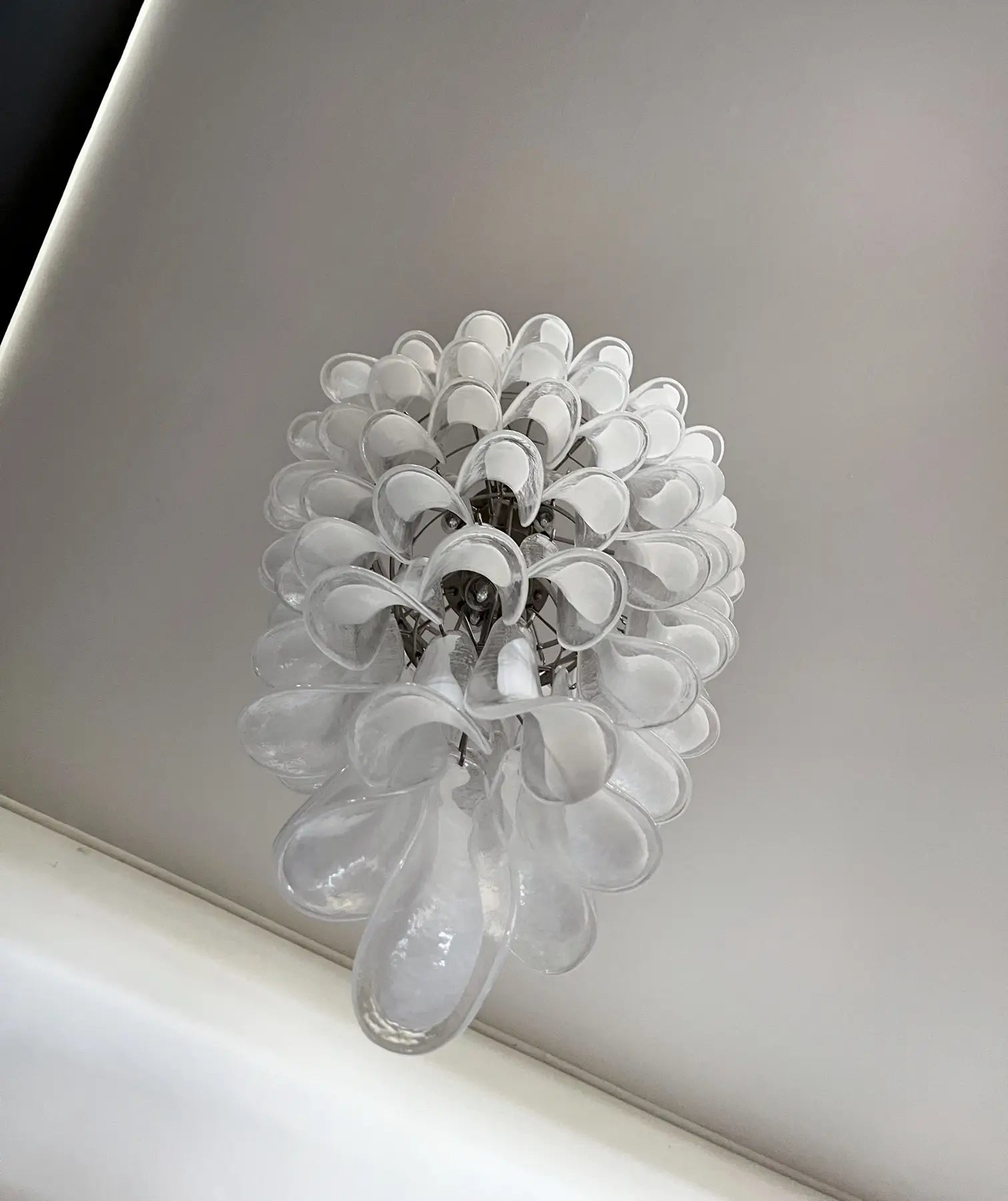 Murano Kroonluchter – 83 Witte Bloemblaadjeglazen – detail 3 – Murano Classics