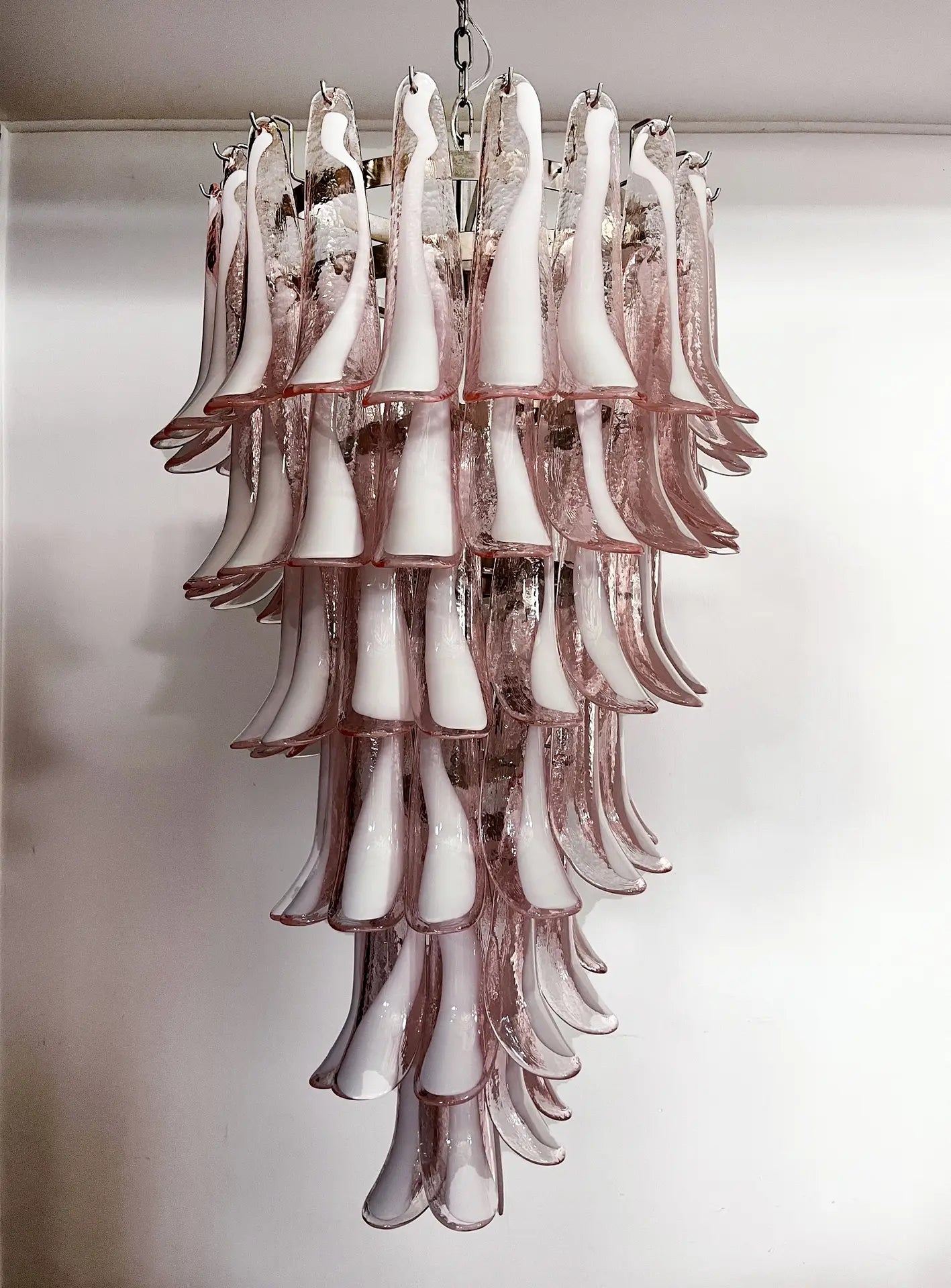 Lampadario Murano | 83 Petali di Vetro Rosa