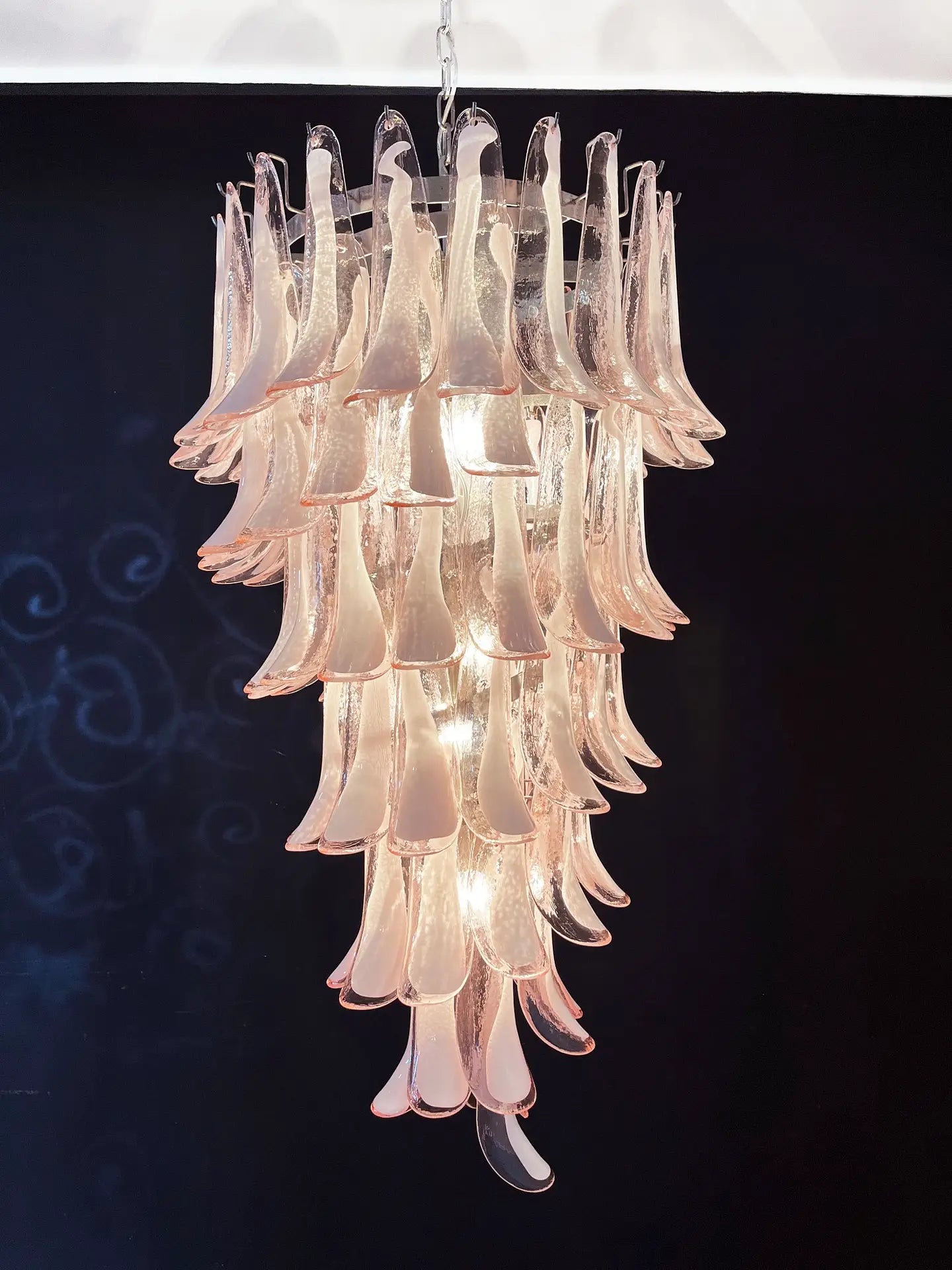 Lampadario Murano | 83 Petali di Vetro Rosa