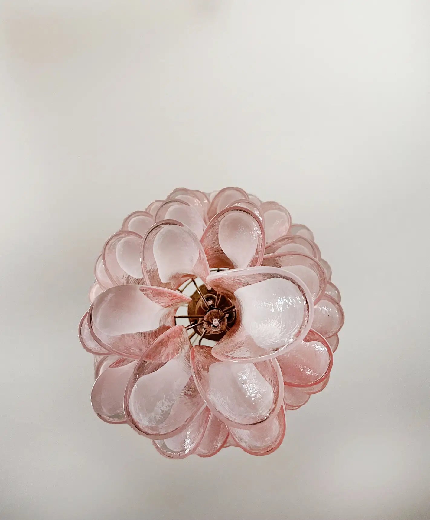 Lampadario Murano | 83 Petali di Vetro Rosa