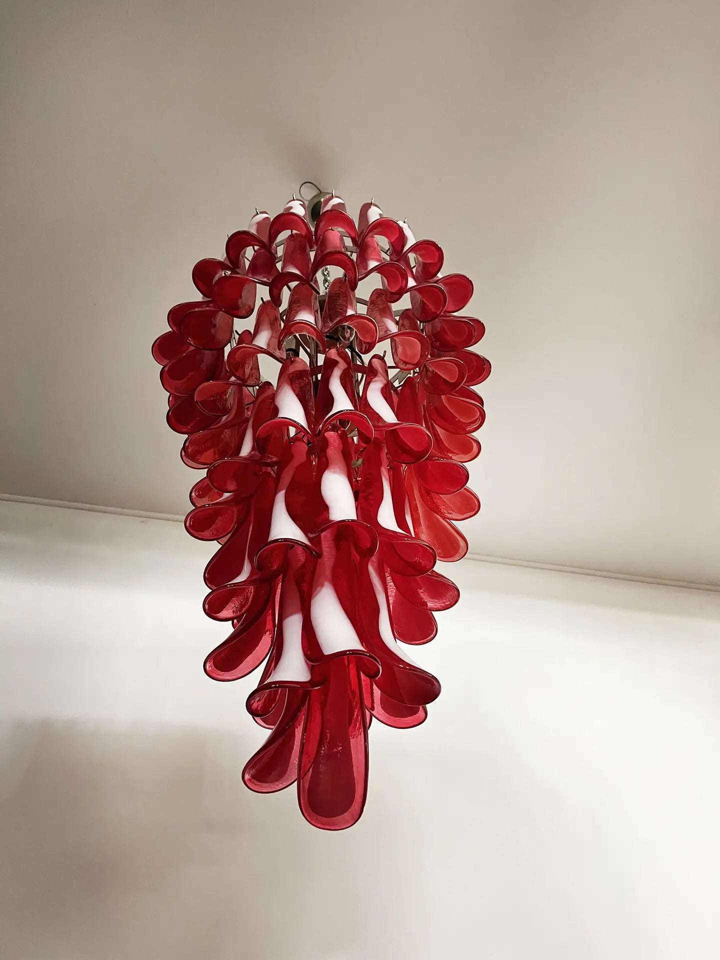 Murano Kronleuchter – 83 Rote Blütenblattgläser – Detail 4 – Murano Classics