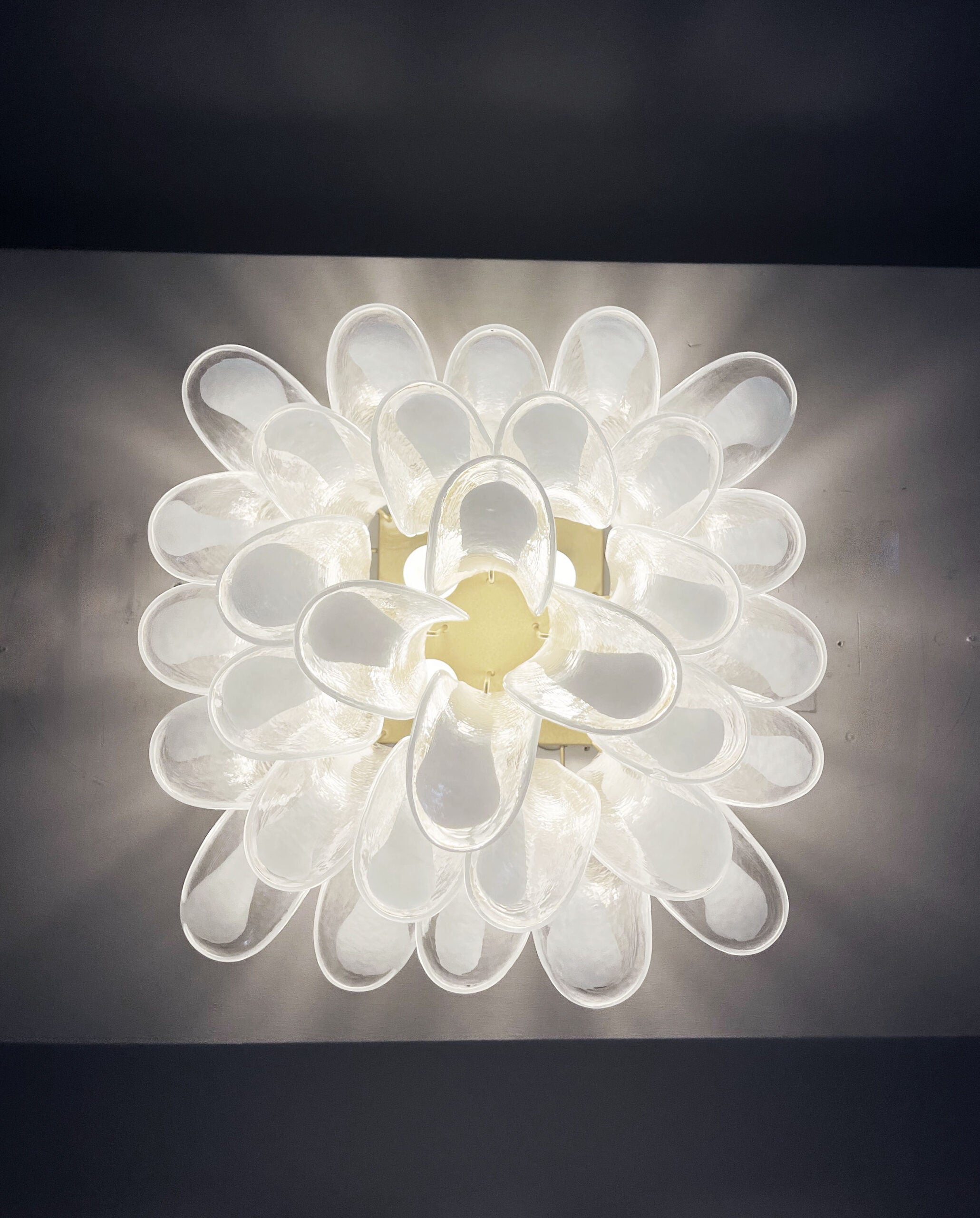 Murano Deckenlampe – 32 Klares, Weißes Blütenblattglas – Detail 5 – Murano Classics