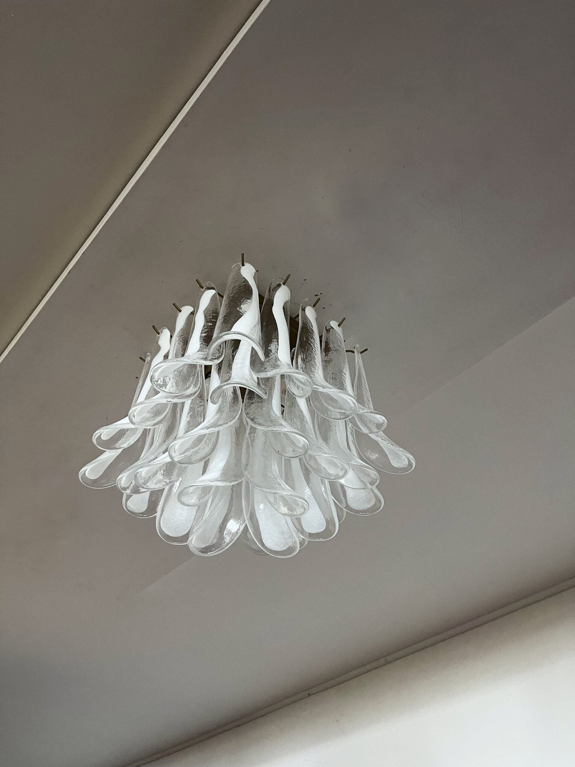 Murano Deckenlampe – 32 Klares, Weißes Blütenblattglas – Detail 4 – Murano Classics