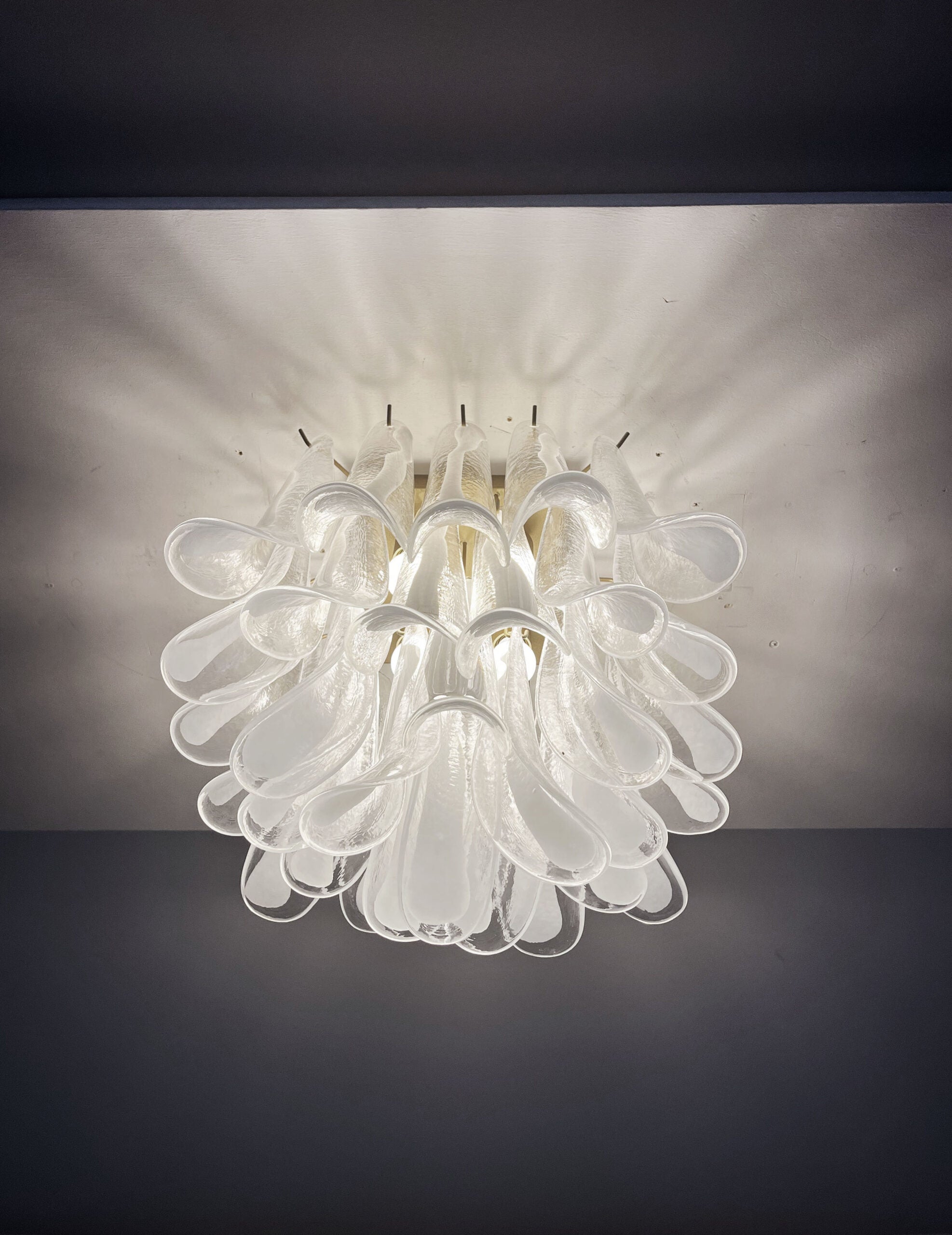 Murano Deckenlampe – 32 Klares, Weißes Blütenblattglas – Detail 7 – Murano Classics