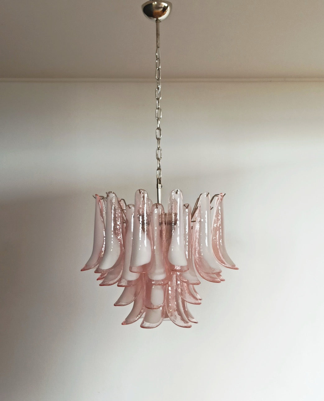Murano Lysekrone – 36 Rosa Hvite Lattimo Konglebladglass – Murano Classics