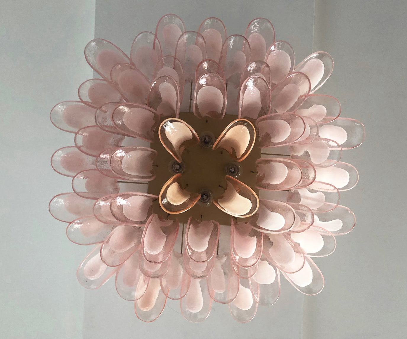 Murano Taklampe – 64 Rosa Konglebladglass – detalj 1 – Murano Classics