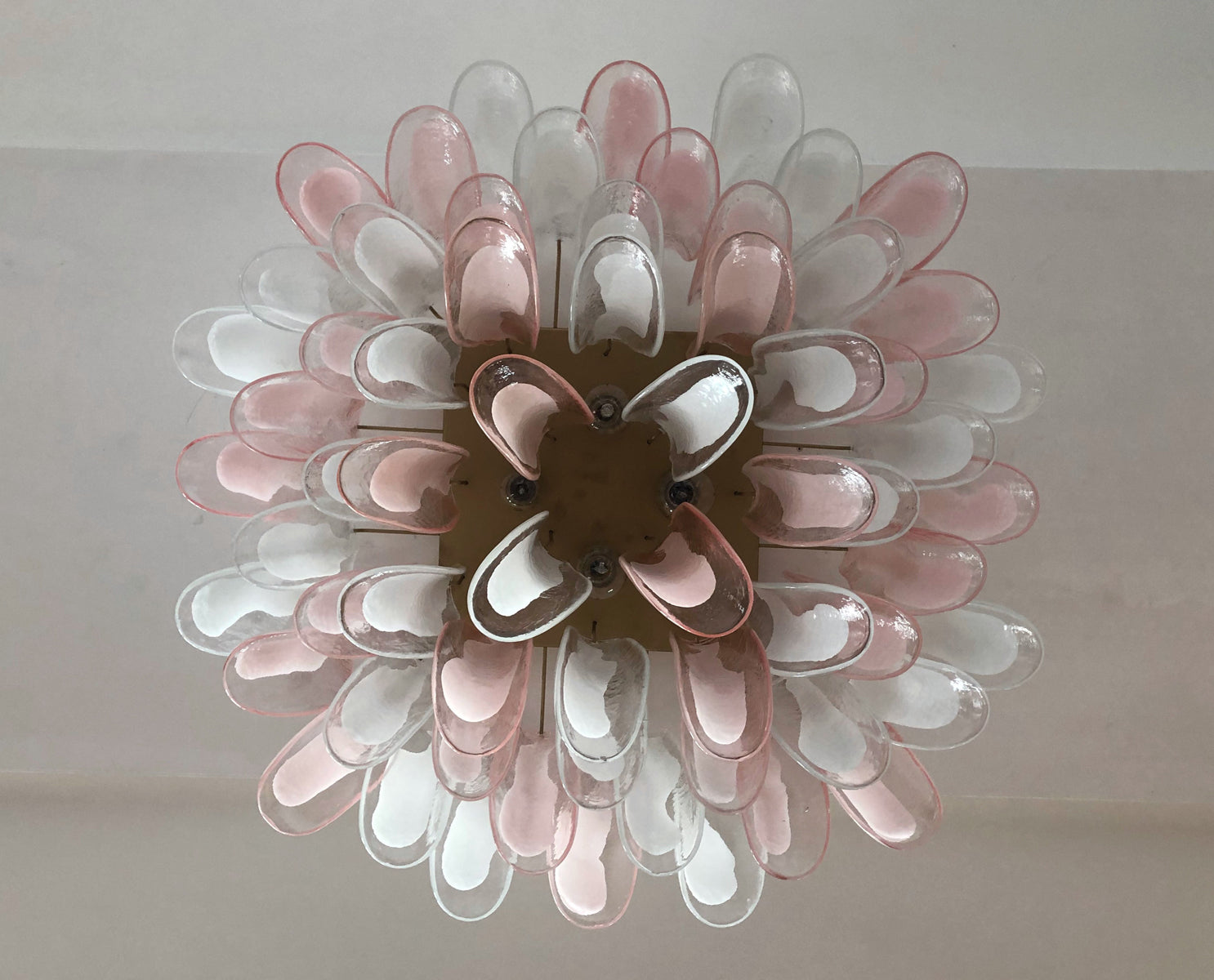 Murano Taklampe – 64 Klare og Rosa Konglebladglass – detalj 1 – Murano Classics