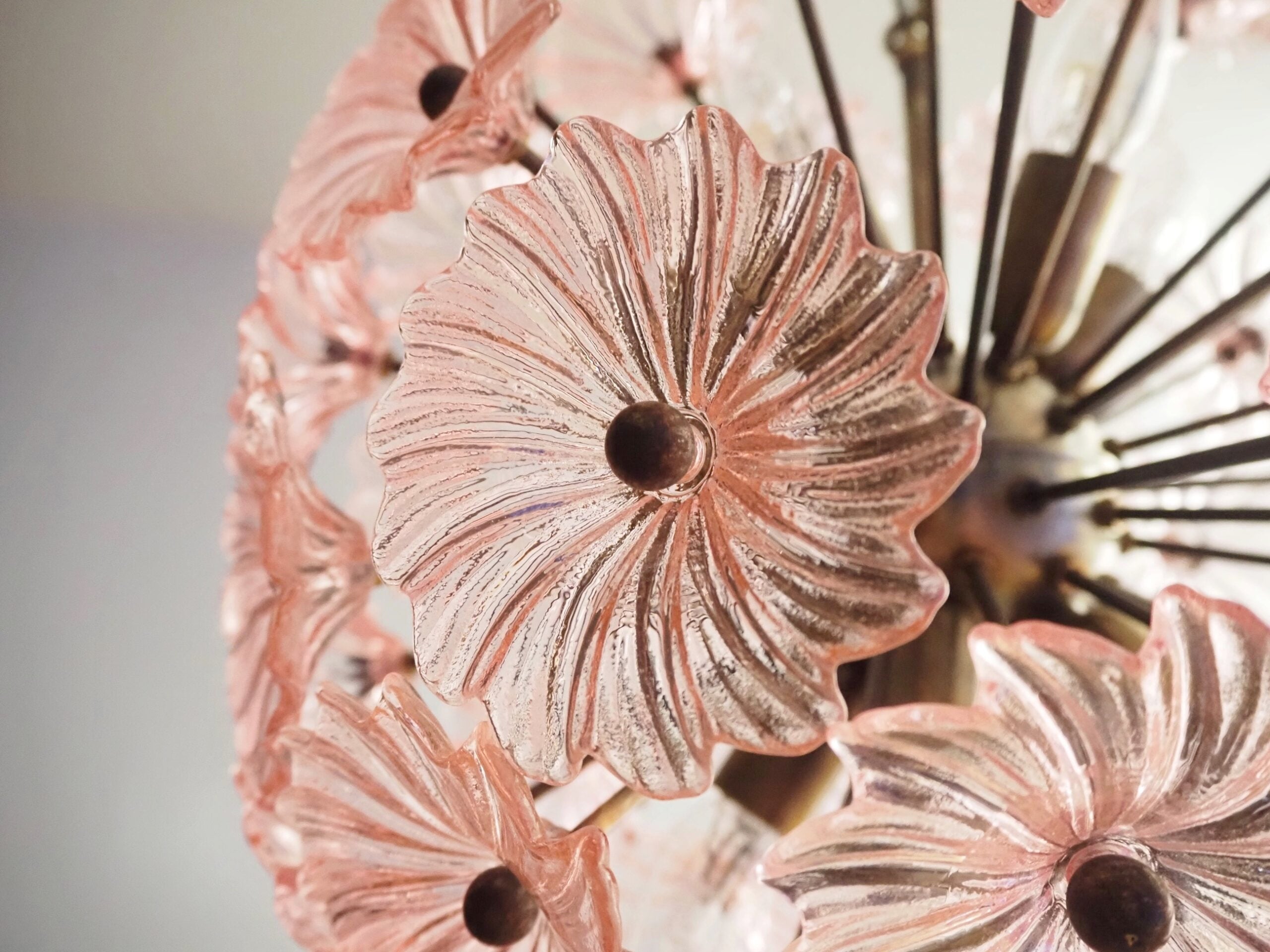 Murano Chandelier – 51 Pink Daisy Glass – detail 2 – Murano Classics