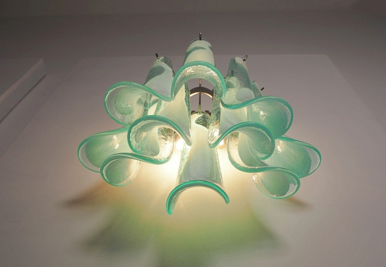 Murano Vegglampe | 10 Hvite Turkise Lattimo Konglebladglass | 1 par