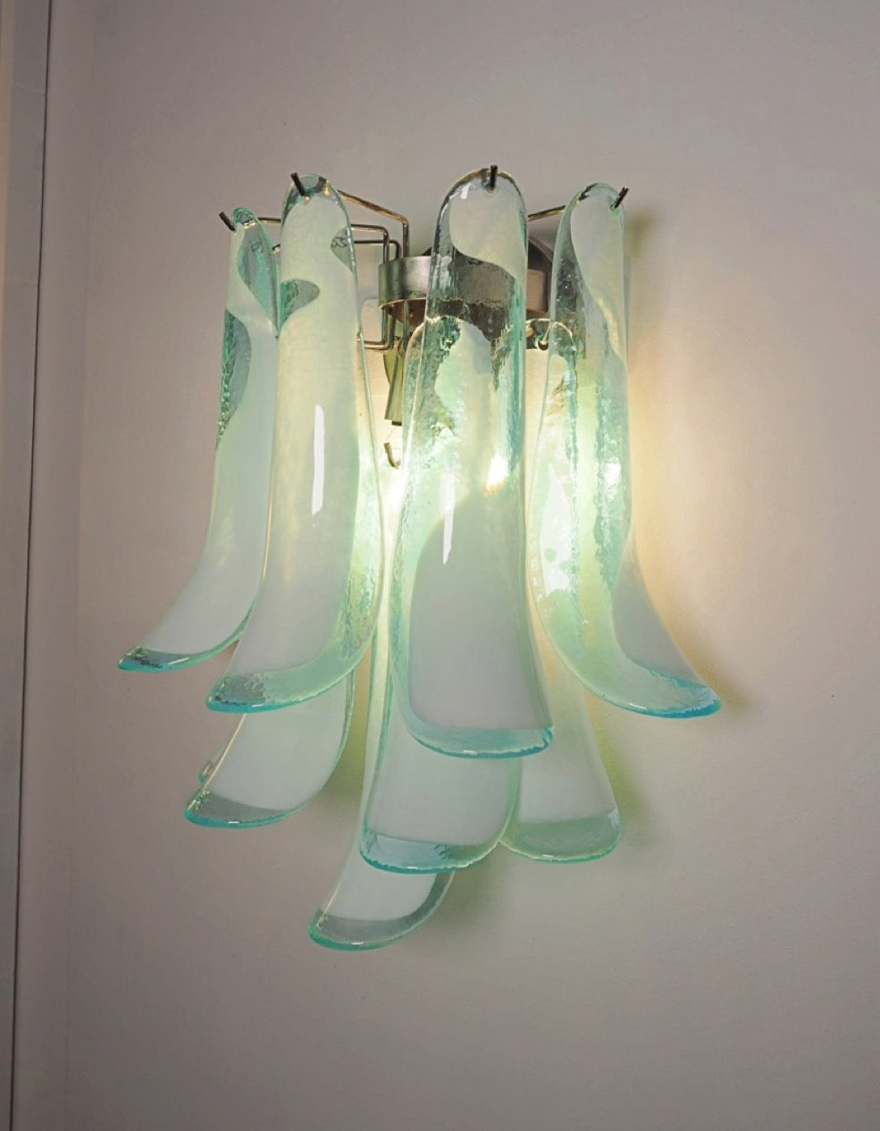 Murano Vegglampe | 10 Hvite Turkise Lattimo Konglebladglass | 1 par