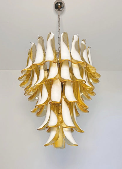 Murano Lysekrone | 52 Hvite Lattimo Karamell Konglebladglass