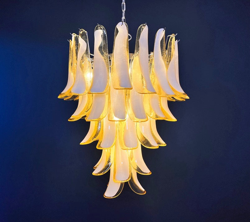 Murano Lysekrone | 52 Hvite Lattimo Karamell Konglebladglass