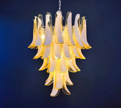 Murano Lysekrone | 52 Hvite Lattimo Karamell Konglebladglass