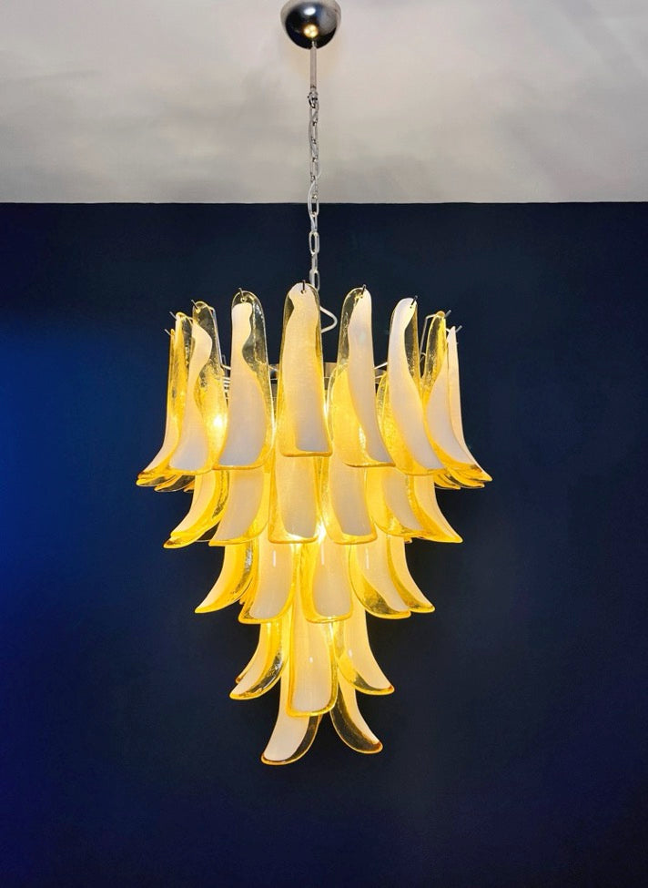 Murano Lysekrone | 52 Hvite Lattimo Karamell Konglebladglass