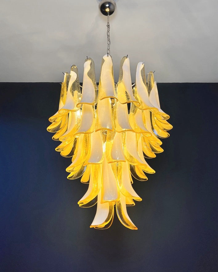 Murano Lysekrone | 52 Hvite Lattimo Karamell Konglebladglass