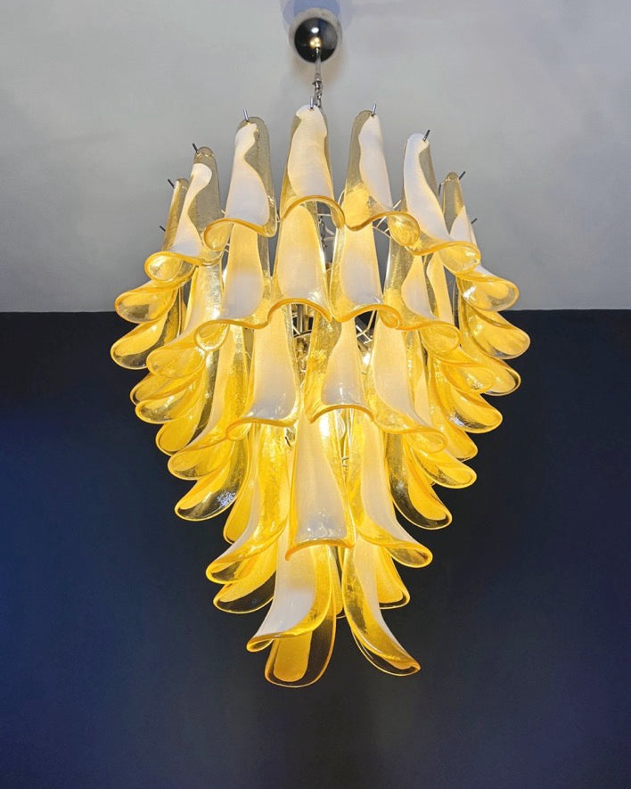 Murano Lysekrone | 52 Hvite Lattimo Karamell Konglebladglass