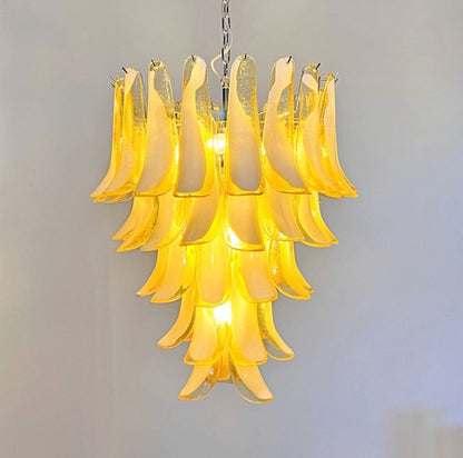 Murano Lysekrone | 52 Hvite Lattimo Karamell Konglebladglass