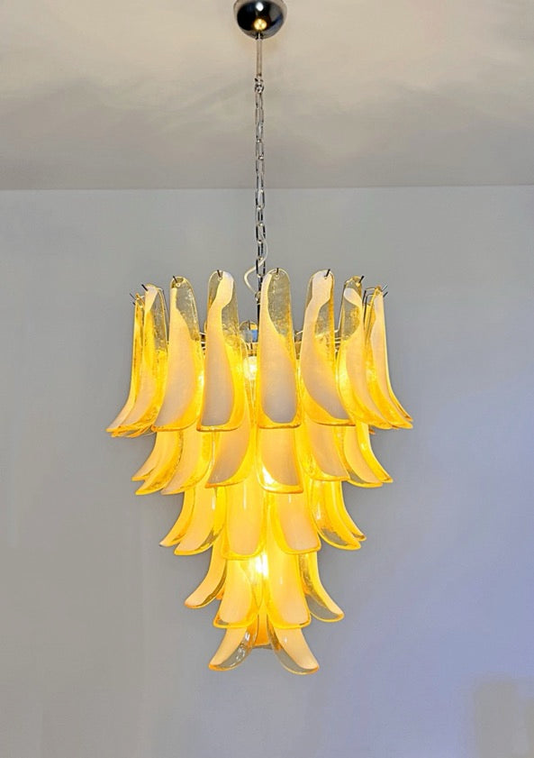 Murano Lysekrone | 52 Hvite Lattimo Karamell Konglebladglass