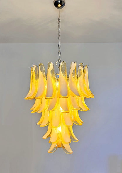 Murano Lysekrone | 52 Hvite Lattimo Karamell Konglebladglass