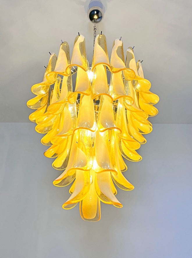 Murano Lysekrone | 52 Hvite Lattimo Karamell Konglebladglass