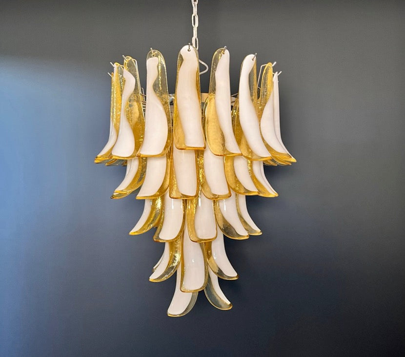 Murano Lysekrone | 52 Hvite Lattimo Karamell Konglebladglass