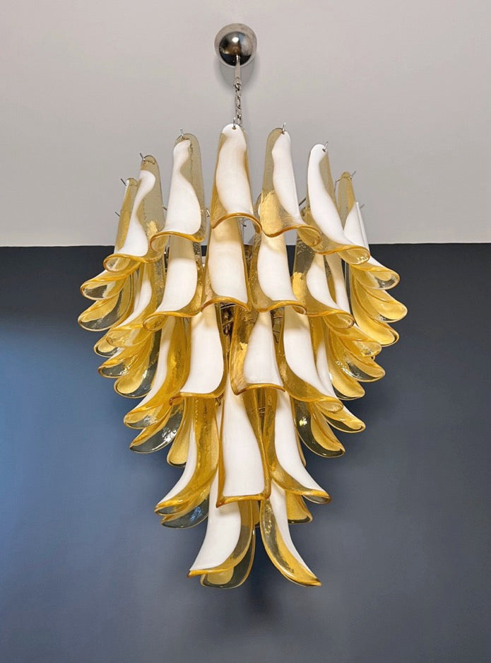 Murano Lysekrone | 52 Hvite Lattimo Karamell Konglebladglass