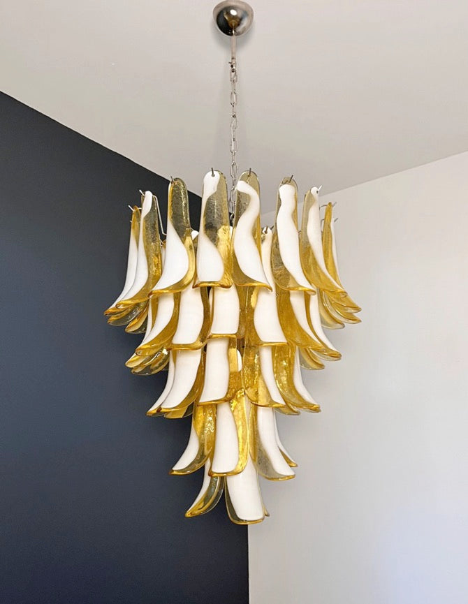 Murano Lysekrone | 52 Hvite Lattimo Karamell Konglebladglass