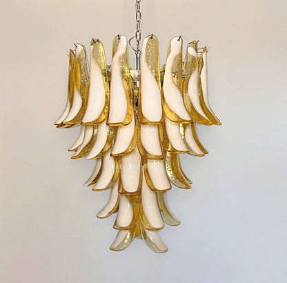 Murano Lysekrone | 52 Hvite Lattimo Karamell Konglebladglass