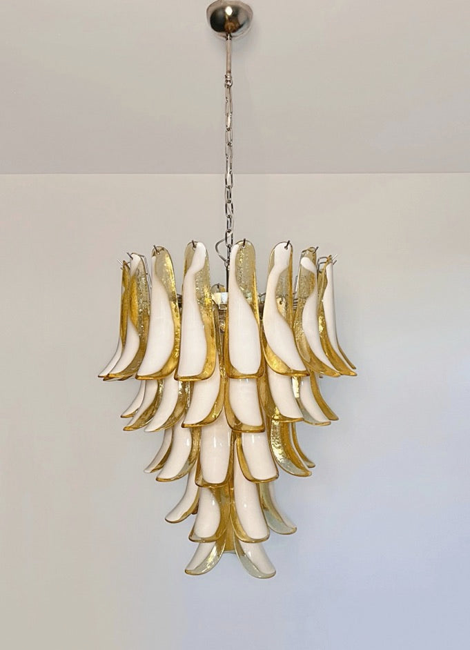 Murano Lysekrone | 52 Hvite Lattimo Karamell Konglebladglass