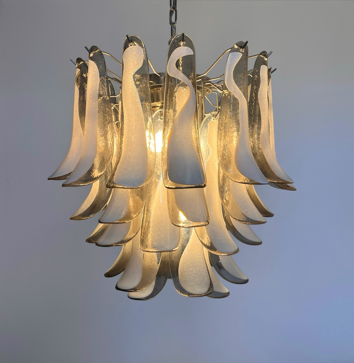 Italian vintage Murano chandelier – Mazzega – 41 smoked lattimo glass petals