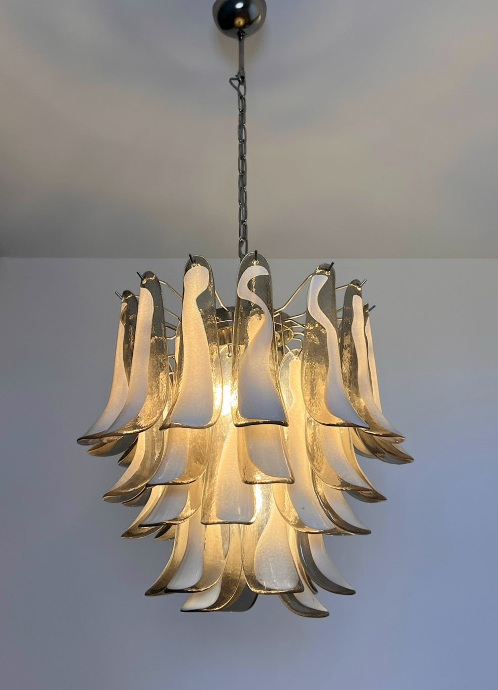 Italian vintage Murano chandelier – Mazzega – 41 smoked lattimo glass petals