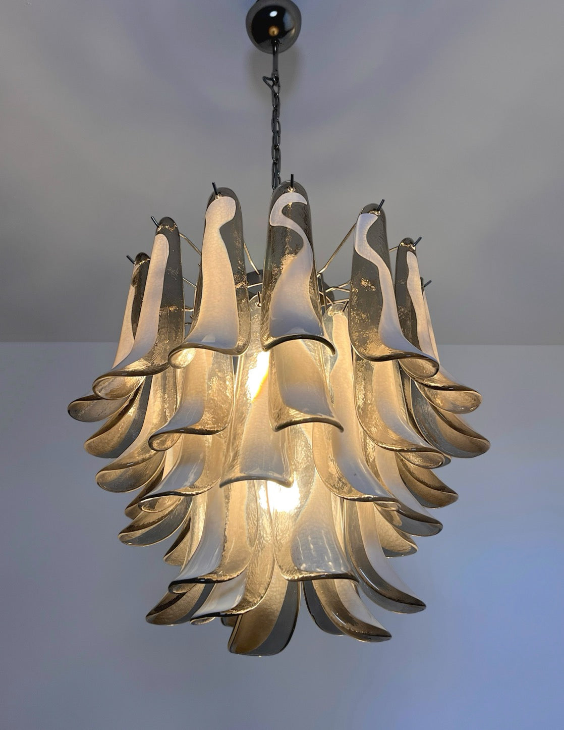 Italian vintage Murano chandelier – Mazzega – 41 smoked lattimo glass petals