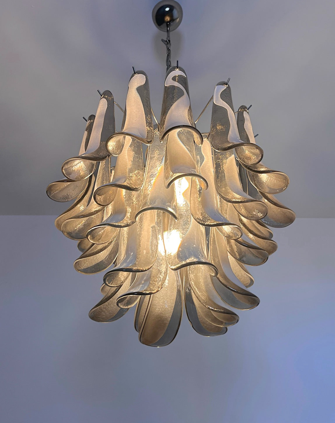 Italian vintage Murano chandelier – Mazzega – 41 smoked lattimo glass petals
