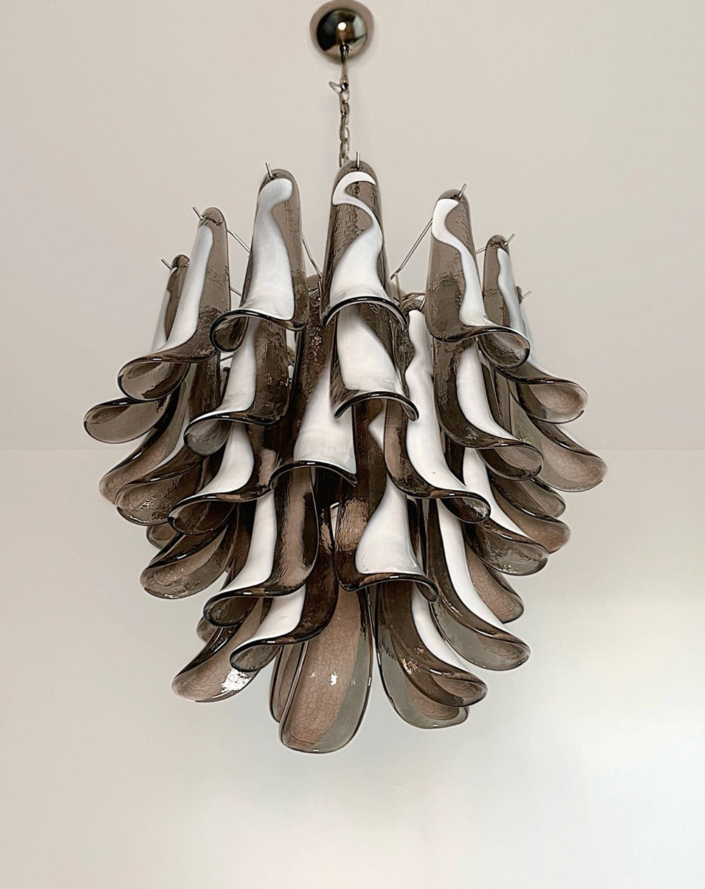 Italian vintage Murano chandelier – Mazzega – 41 smoked lattimo glass petals