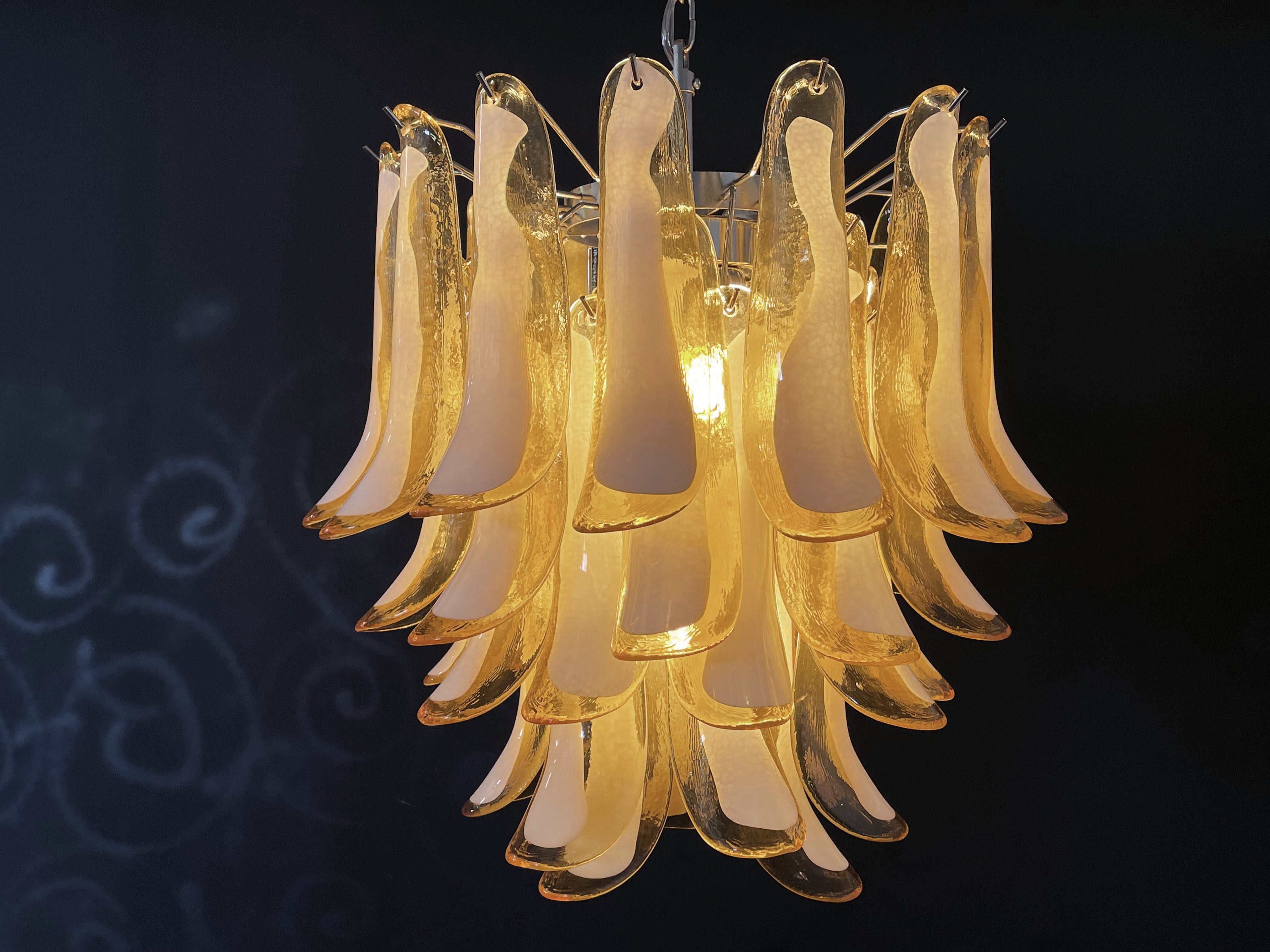 Murano Kronleuchter – 41 Karamellfarbene Blütenblattgläser – Detail 8 – Murano Classics