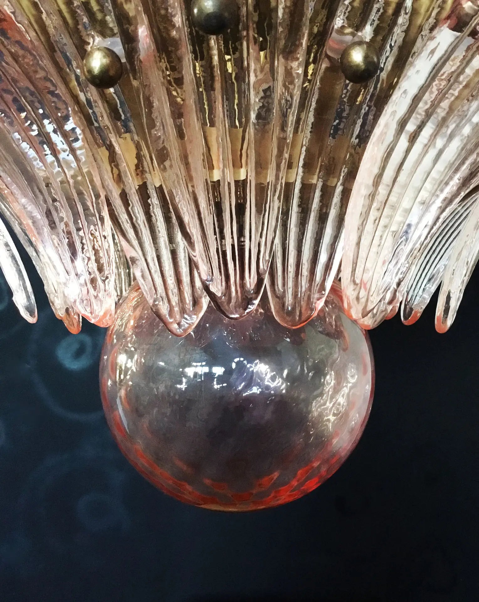 Lustre Murano – 104 Verres à Pétales Rose – détail 5 – Murano Classics