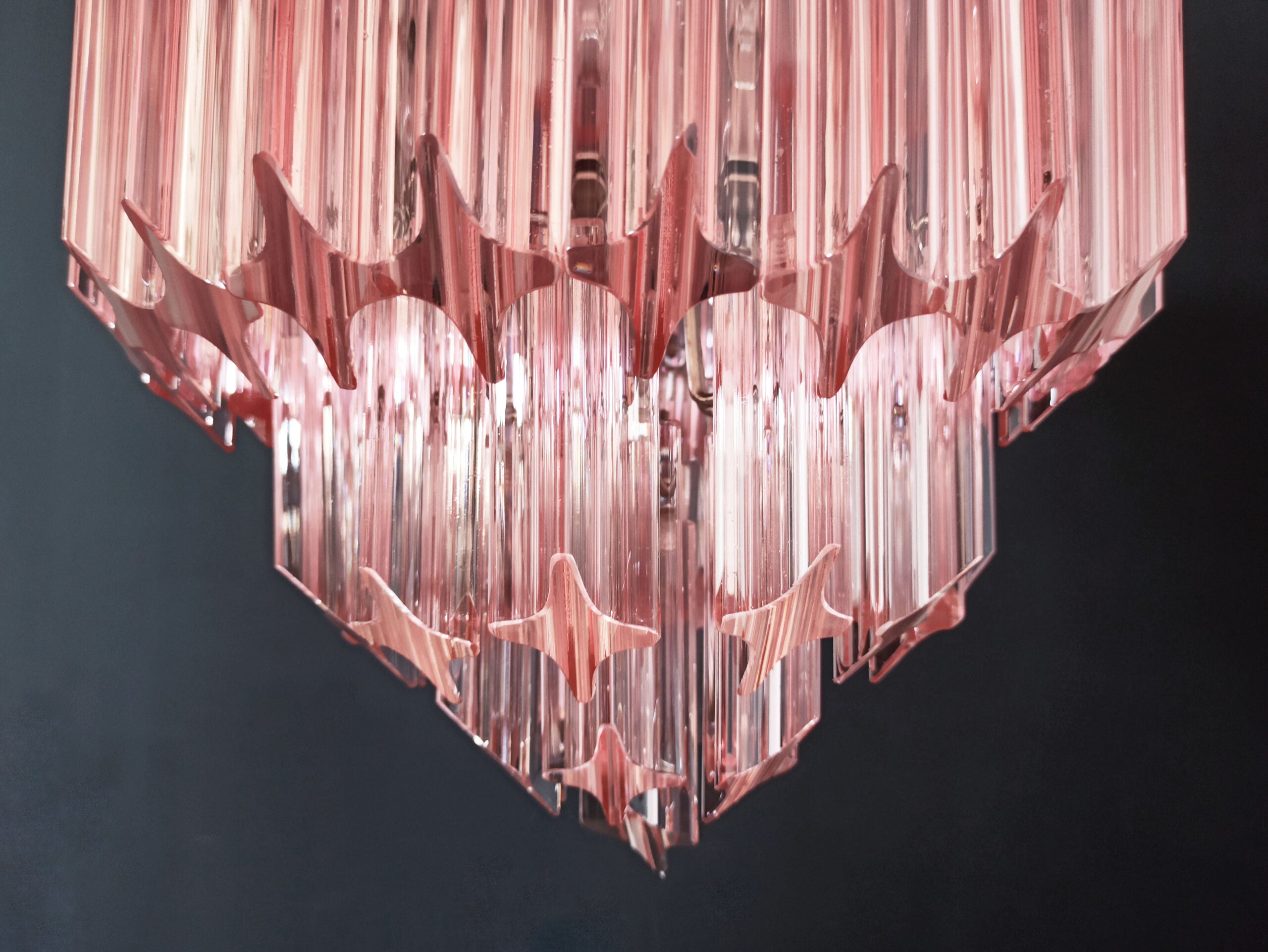 Lustre Murano – 112 Verres à Prismes Roses – détail 6 – Murano Classics
