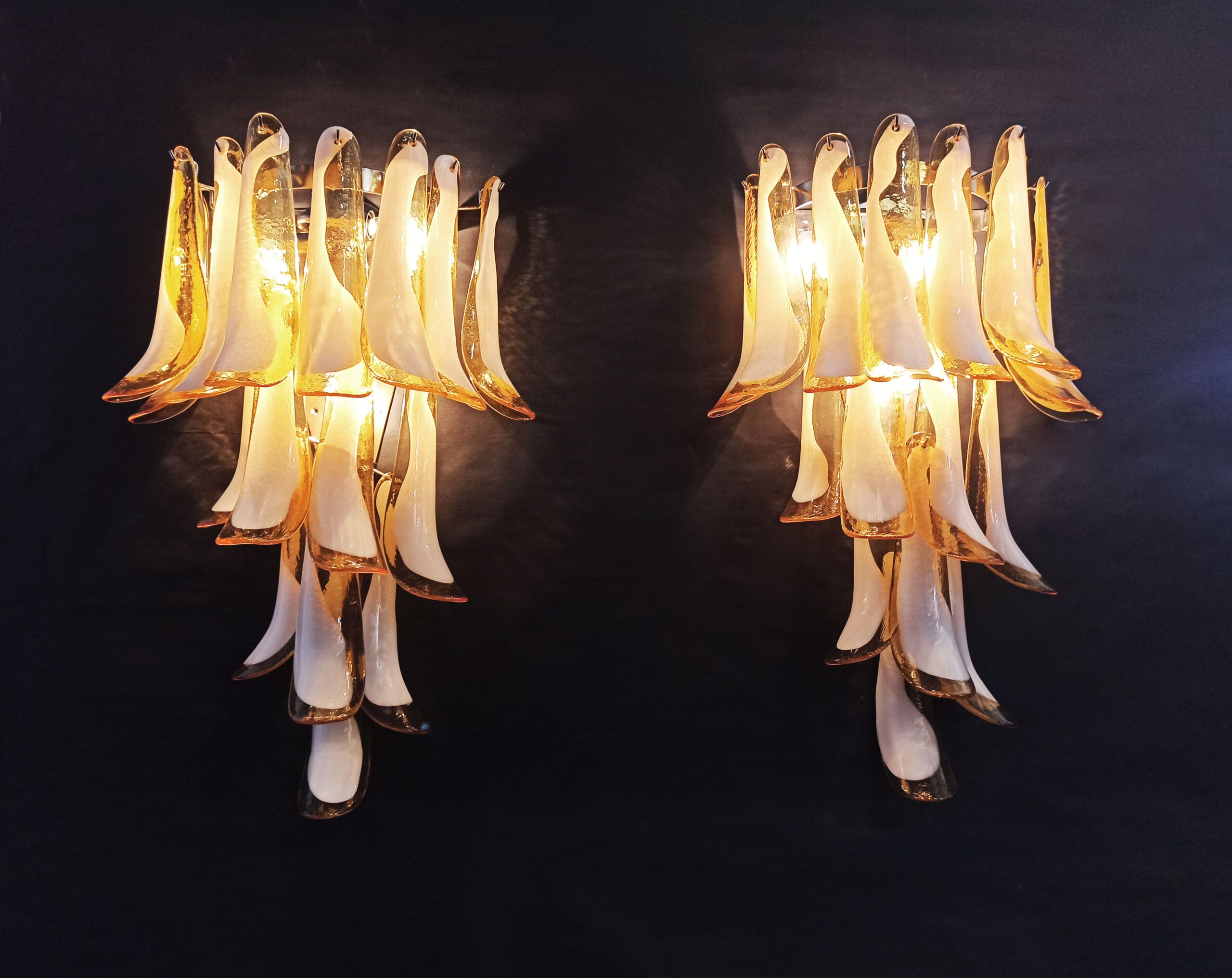 Murano Wandlampe – 16 Karamellfarbene Blütenblattgläser – 2er-Set – Detail 8 – Murano Classics