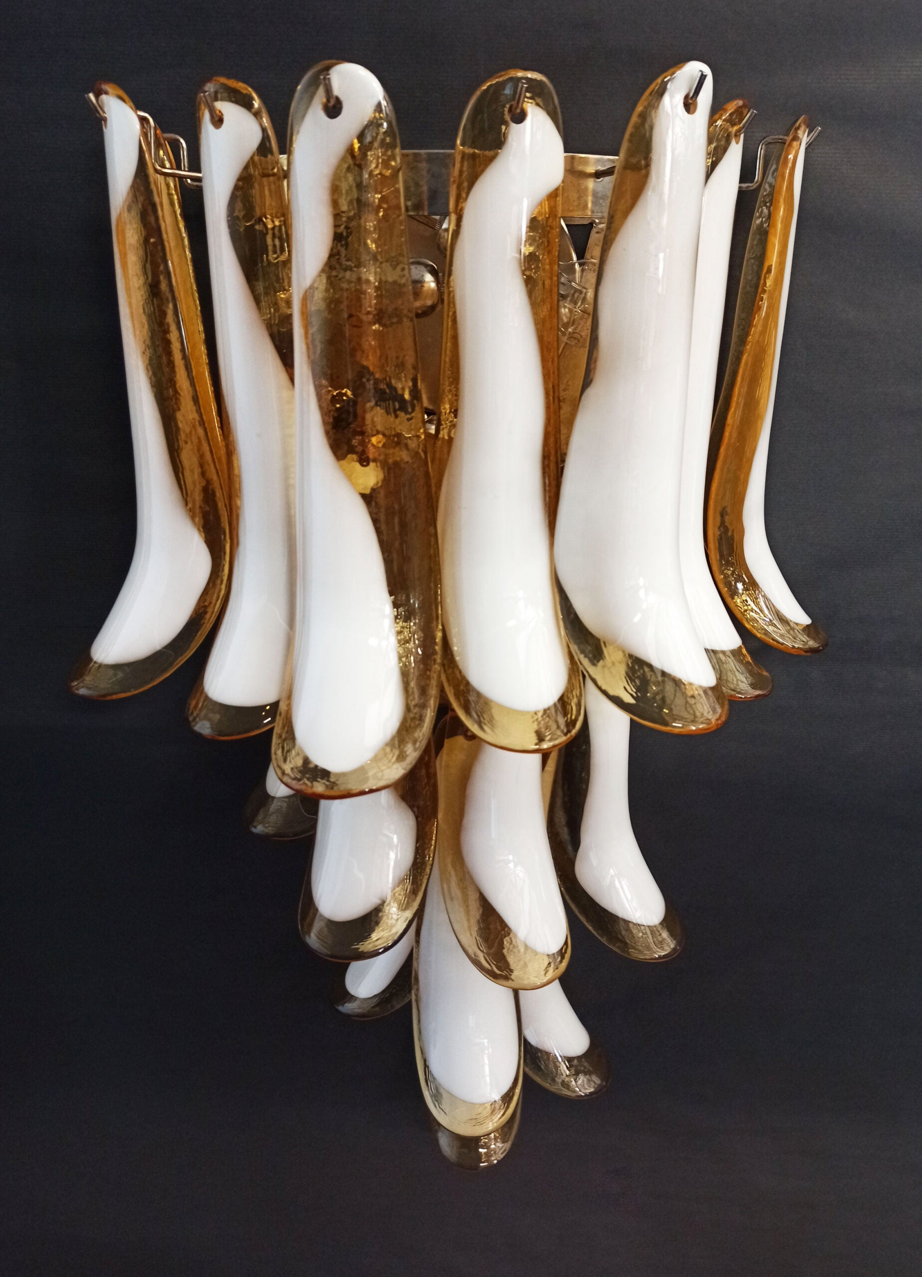 Murano Wandlampe – 16 Karamellfarbene Blütenblattgläser – 2er-Set – Detail 3 – Murano Classics