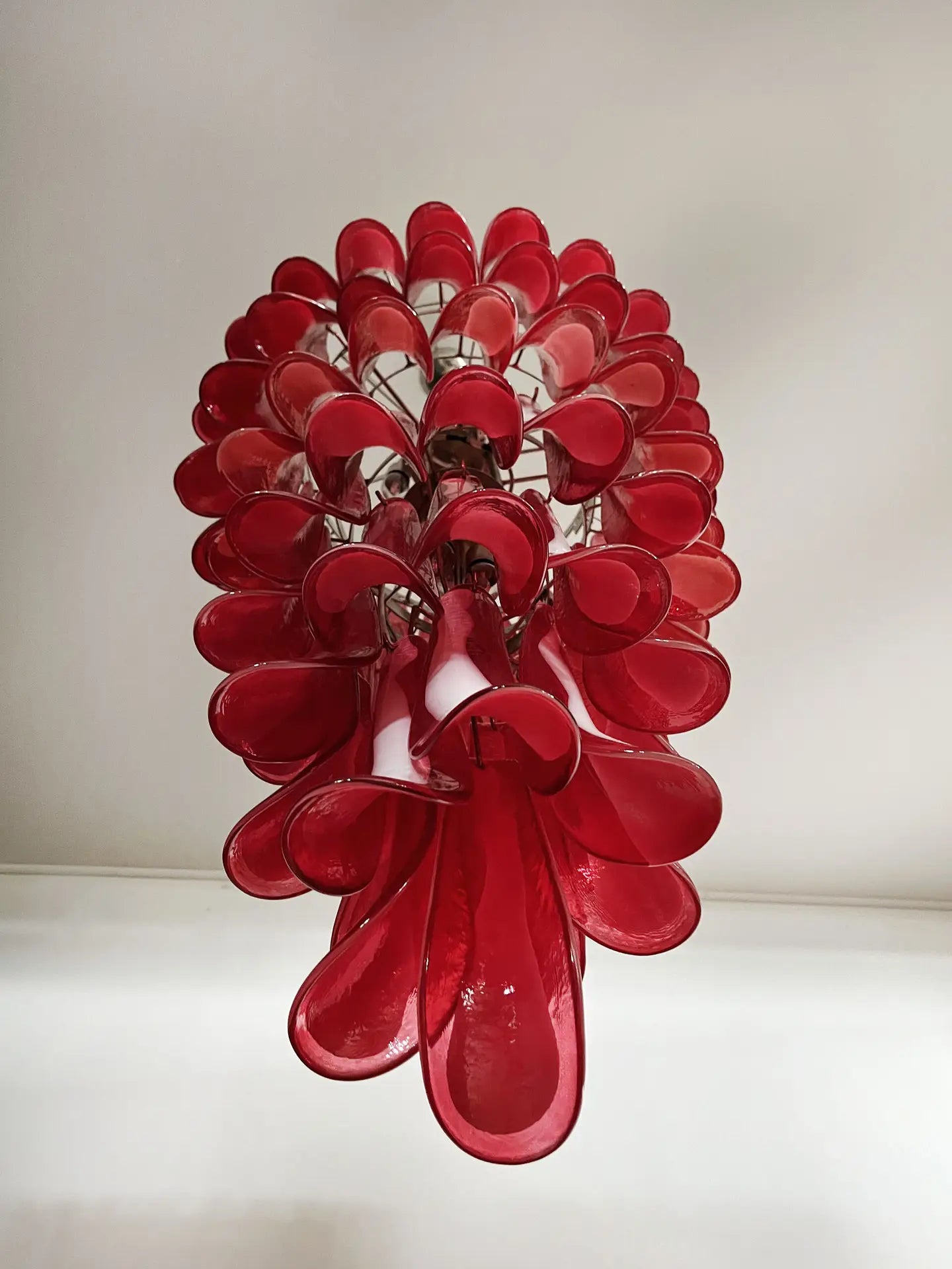 Murano Kronleuchter – 83 Rote Blütenblattgläser – Detail 5 – Murano Classics